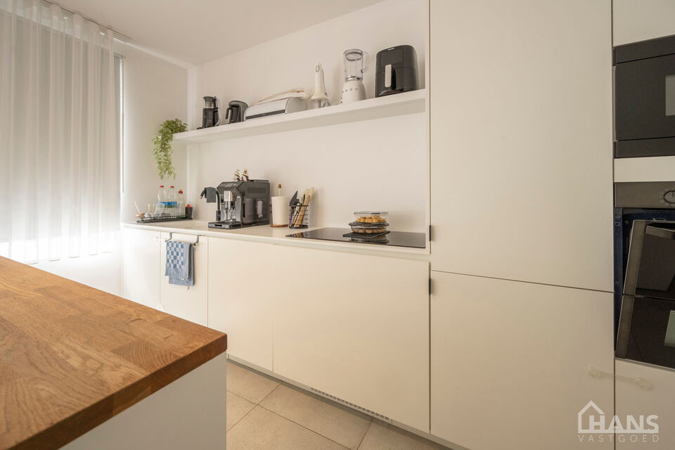 Dit verzorgde appartement bevindt zich op de eerste verdieping van een kleinschalig gebouw (zonder lift).

Indeling: Inkomhal; apart gastentoilet; 2 slaapkamers waarvan &eacute;&eacute;n met rechtstreekse toegang tot het achterliggende terras; ingerichte badkamer; ru