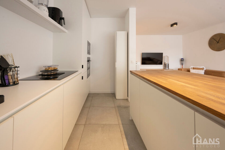 Dit verzorgde appartement bevindt zich op de eerste verdieping van een kleinschalig gebouw (zonder lift).

Indeling: Inkomhal; apart gastentoilet; 2 slaapkamers waarvan &eacute;&eacute;n met rechtstreekse toegang tot het achterliggende terras; ingerichte badkamer; ru