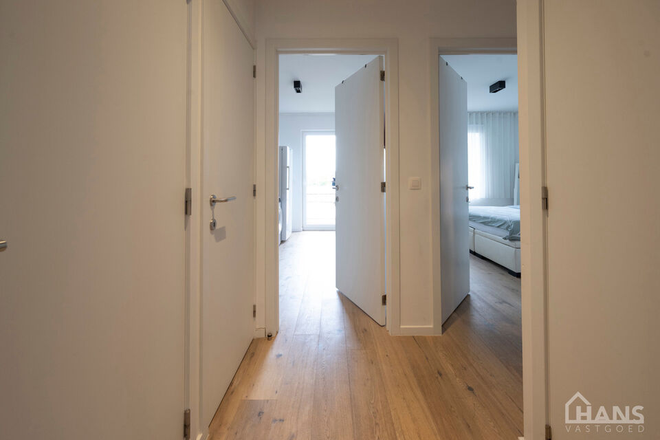 Dit verzorgde appartement bevindt zich op de eerste verdieping van een kleinschalig gebouw (zonder lift).

Indeling: Inkomhal; apart gastentoilet; 2 slaapkamers waarvan &eacute;&eacute;n met rechtstreekse toegang tot het achterliggende terras; ingerichte badkamer; ru