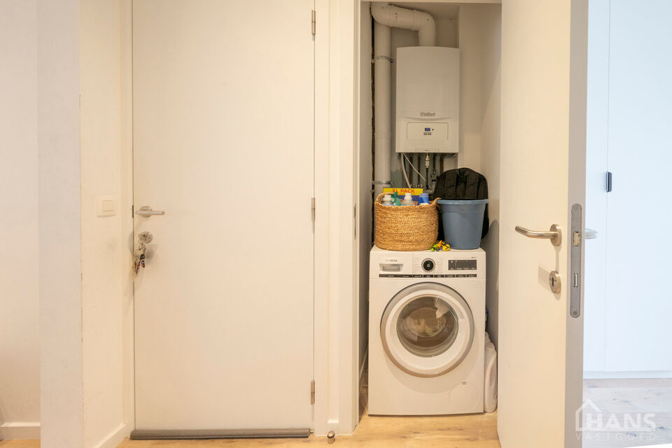 Dit verzorgde appartement bevindt zich op de eerste verdieping van een kleinschalig gebouw (zonder lift).

Indeling: Inkomhal; apart gastentoilet; 2 slaapkamers waarvan &eacute;&eacute;n met rechtstreekse toegang tot het achterliggende terras; ingerichte badkamer; ru