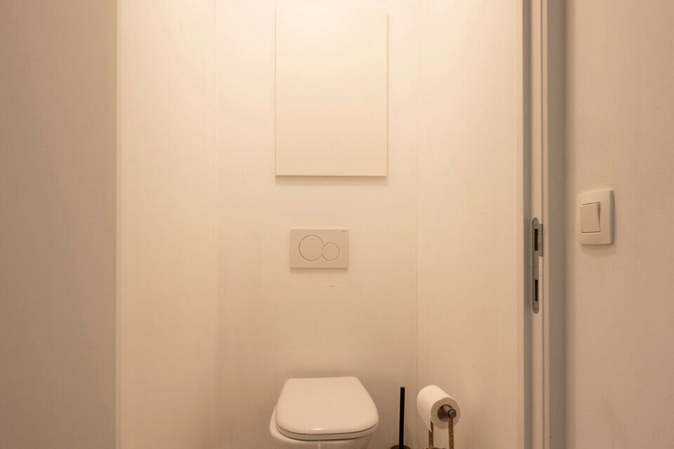 Dit verzorgde appartement bevindt zich op de eerste verdieping van een kleinschalig gebouw (zonder lift).

Indeling: Inkomhal; apart gastentoilet; 2 slaapkamers waarvan &eacute;&eacute;n met rechtstreekse toegang tot het achterliggende terras; ingerichte badkamer; ru