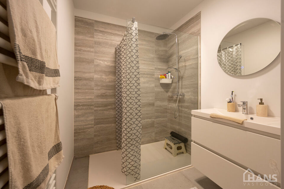 Dit verzorgde appartement bevindt zich op de eerste verdieping van een kleinschalig gebouw (zonder lift).

Indeling: Inkomhal; apart gastentoilet; 2 slaapkamers waarvan &eacute;&eacute;n met rechtstreekse toegang tot het achterliggende terras; ingerichte badkamer; ru