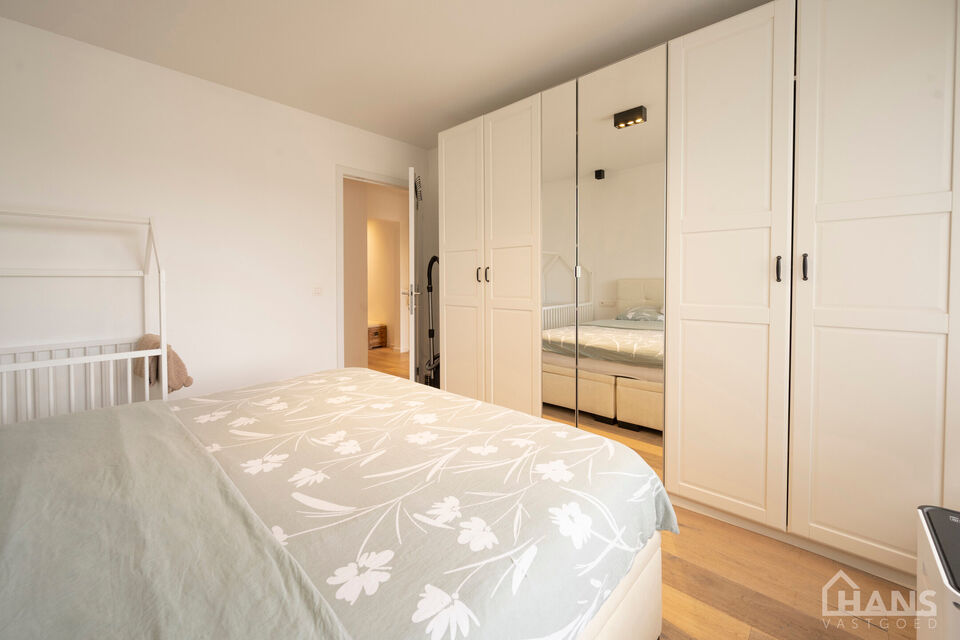 Dit verzorgde appartement bevindt zich op de eerste verdieping van een kleinschalig gebouw (zonder lift).

Indeling: Inkomhal; apart gastentoilet; 2 slaapkamers waarvan &eacute;&eacute;n met rechtstreekse toegang tot het achterliggende terras; ingerichte badkamer; ru