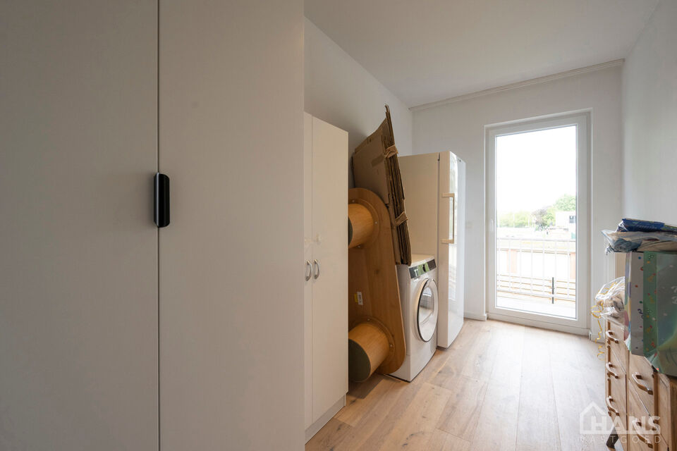 Dit verzorgde appartement bevindt zich op de eerste verdieping van een kleinschalig gebouw (zonder lift).

Indeling: Inkomhal; apart gastentoilet; 2 slaapkamers waarvan &eacute;&eacute;n met rechtstreekse toegang tot het achterliggende terras; ingerichte badkamer; ru