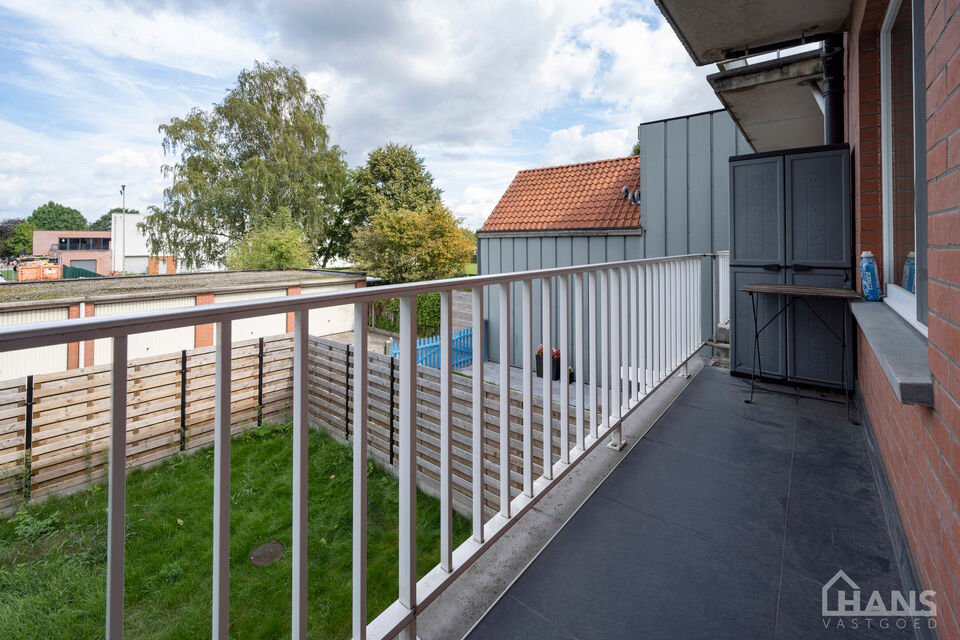 Dit verzorgde appartement bevindt zich op de eerste verdieping van een kleinschalig gebouw (zonder lift).

Indeling: Inkomhal; apart gastentoilet; 2 slaapkamers waarvan &eacute;&eacute;n met rechtstreekse toegang tot het achterliggende terras; ingerichte badkamer; ru
