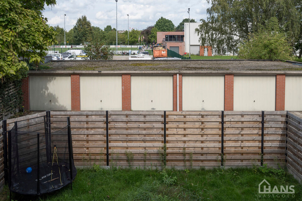 Dit verzorgde appartement bevindt zich op de eerste verdieping van een kleinschalig gebouw (zonder lift).

Indeling: Inkomhal; apart gastentoilet; 2 slaapkamers waarvan &eacute;&eacute;n met rechtstreekse toegang tot het achterliggende terras; ingerichte badkamer; ru