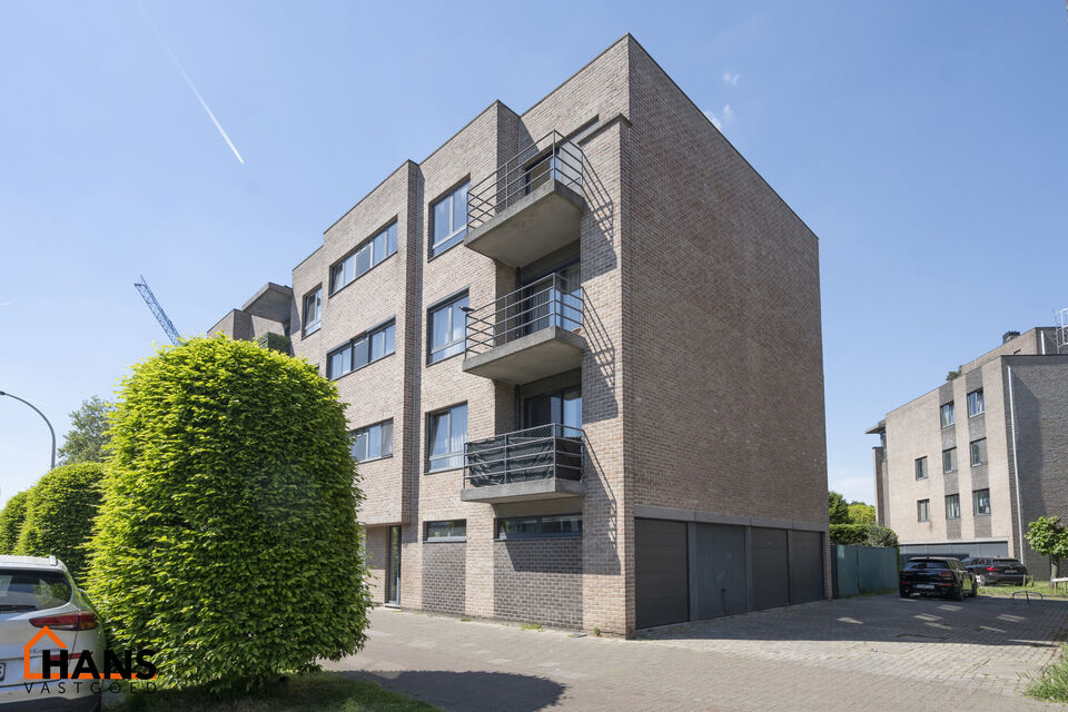 Appartement op de 3de verdieping met lift, bestaande uit:
Inkomhal; apart toilet met handenwasser; ruime, lichtrijke woonkamer; keuken met kasten, kookplaat, dampkap, oven, magnetron, vaatwasser en koelkast; berging; badkamer met douche in bad, lavabo in 