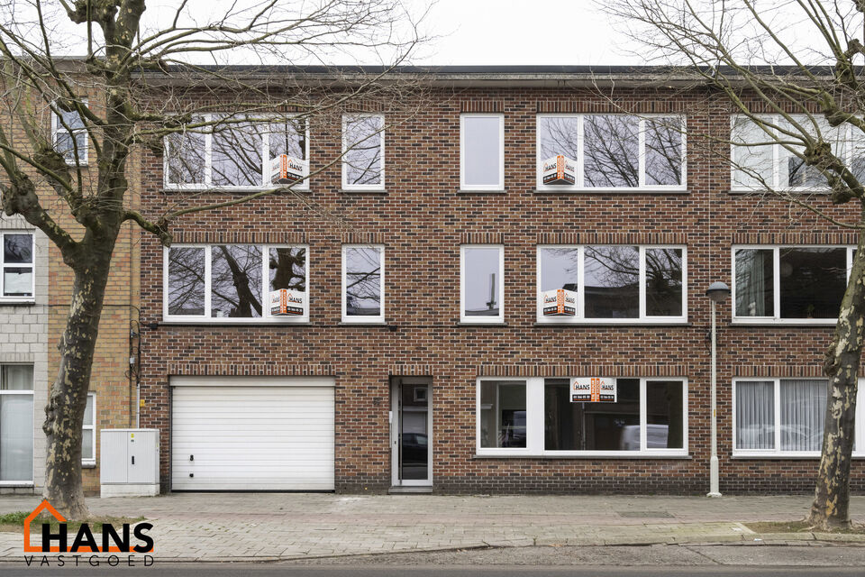 Recent gerenoveerd appartement gelegen op de eerste verdieping links, zonder lift.

Inkomhal met apart toilet; berging met aansluiting wasmachine/droogkast; 2 slaapkamers waarvan 1 kamer toegang geeft tot het terrasje achteraan; badkamer met inloopdouche 