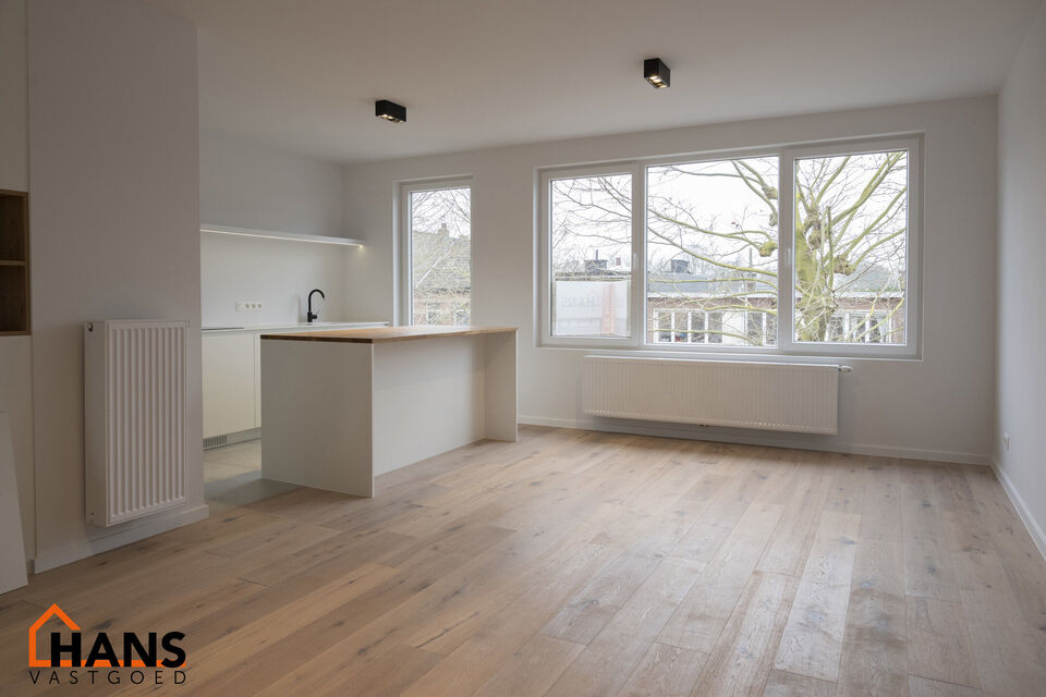 Recent gerenoveerd appartement gelegen op de eerste verdieping links, zonder lift.

Inkomhal met apart toilet; berging met aansluiting wasmachine/droogkast; 2 slaapkamers waarvan 1 kamer toegang geeft tot het terrasje achteraan; badkamer met inloopdouche 