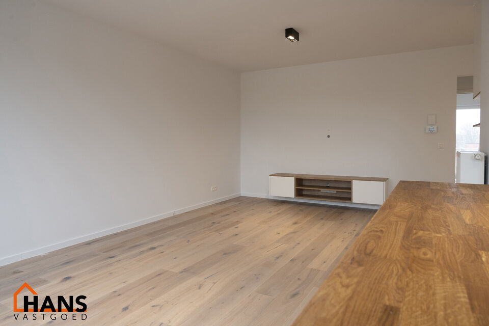 Recent gerenoveerd appartement gelegen op de eerste verdieping links, zonder lift.

Inkomhal met apart toilet; berging met aansluiting wasmachine/droogkast; 2 slaapkamers waarvan 1 kamer toegang geeft tot het terrasje achteraan; badkamer met inloopdouche 