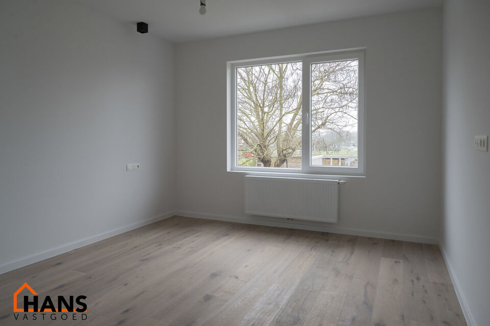 Recent gerenoveerd appartement gelegen op de eerste verdieping links, zonder lift.

Inkomhal met apart toilet; berging met aansluiting wasmachine/droogkast; 2 slaapkamers waarvan 1 kamer toegang geeft tot het terrasje achteraan; badkamer met inloopdouche 