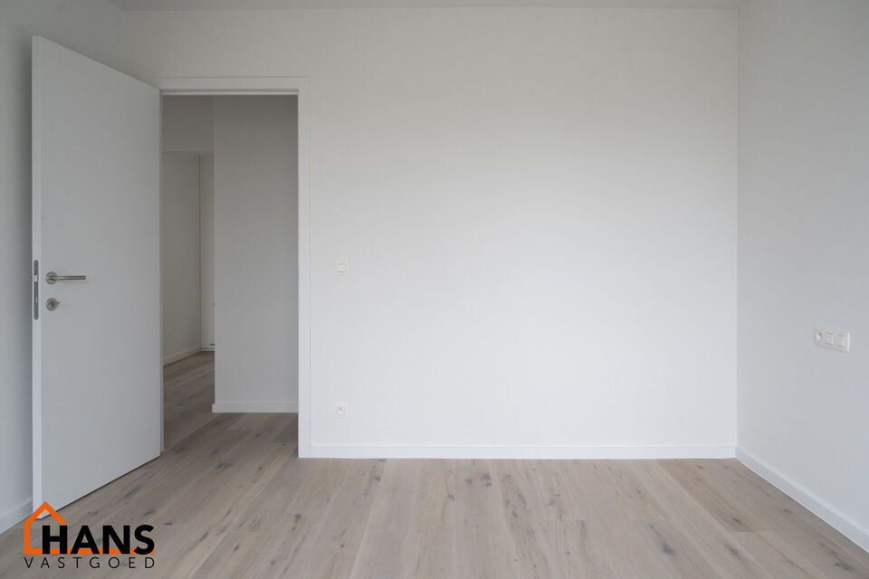 Recent gerenoveerd appartement gelegen op de eerste verdieping links, zonder lift.

Inkomhal met apart toilet; berging met aansluiting wasmachine/droogkast; 2 slaapkamers waarvan 1 kamer toegang geeft tot het terrasje achteraan; badkamer met inloopdouche 