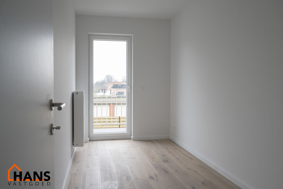 Recent gerenoveerd appartement gelegen op de eerste verdieping links, zonder lift.

Inkomhal met apart toilet; berging met aansluiting wasmachine/droogkast; 2 slaapkamers waarvan 1 kamer toegang geeft tot het terrasje achteraan; badkamer met inloopdouche 