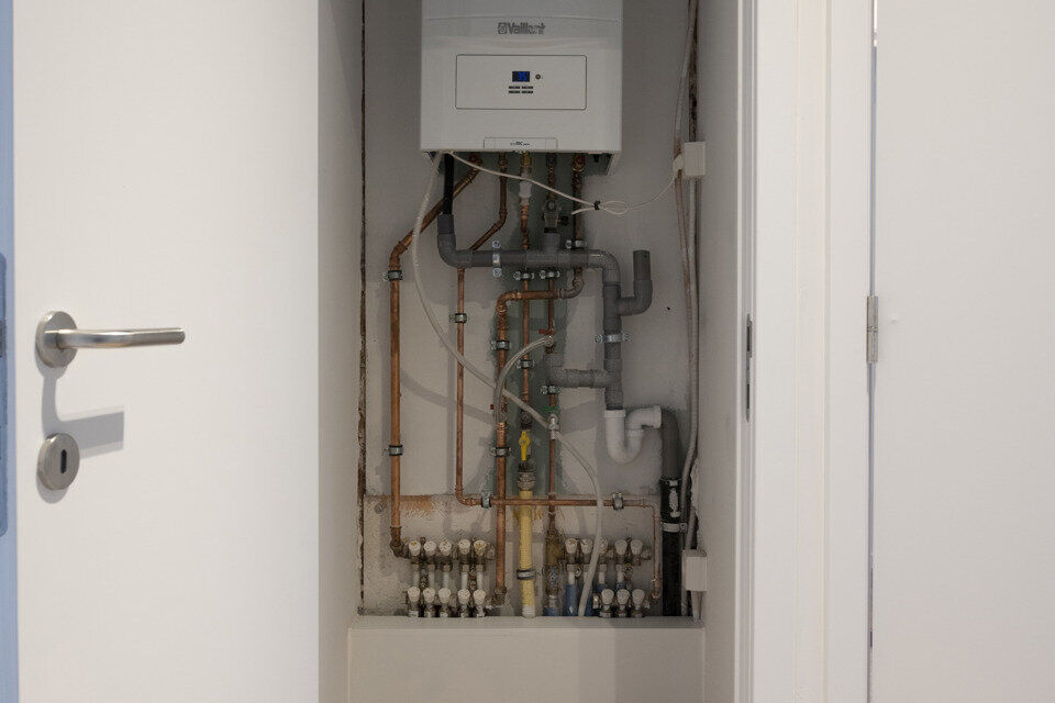 Recent gerenoveerd appartement gelegen op de eerste verdieping links, zonder lift.

Inkomhal met apart toilet; berging met aansluiting wasmachine/droogkast; 2 slaapkamers waarvan 1 kamer toegang geeft tot het terrasje achteraan; badkamer met inloopdouche 