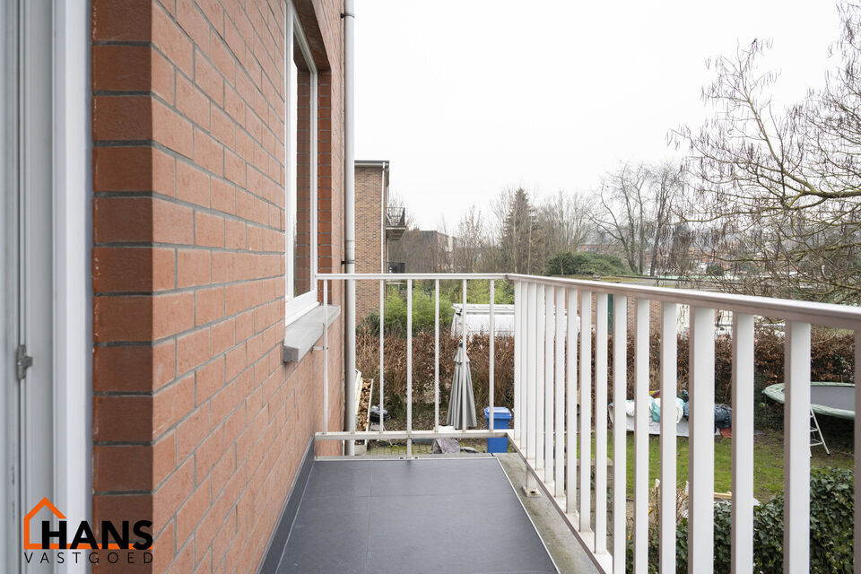 Recent gerenoveerd appartement gelegen op de eerste verdieping links, zonder lift.

Inkomhal met apart toilet; berging met aansluiting wasmachine/droogkast; 2 slaapkamers waarvan 1 kamer toegang geeft tot het terrasje achteraan; badkamer met inloopdouche 