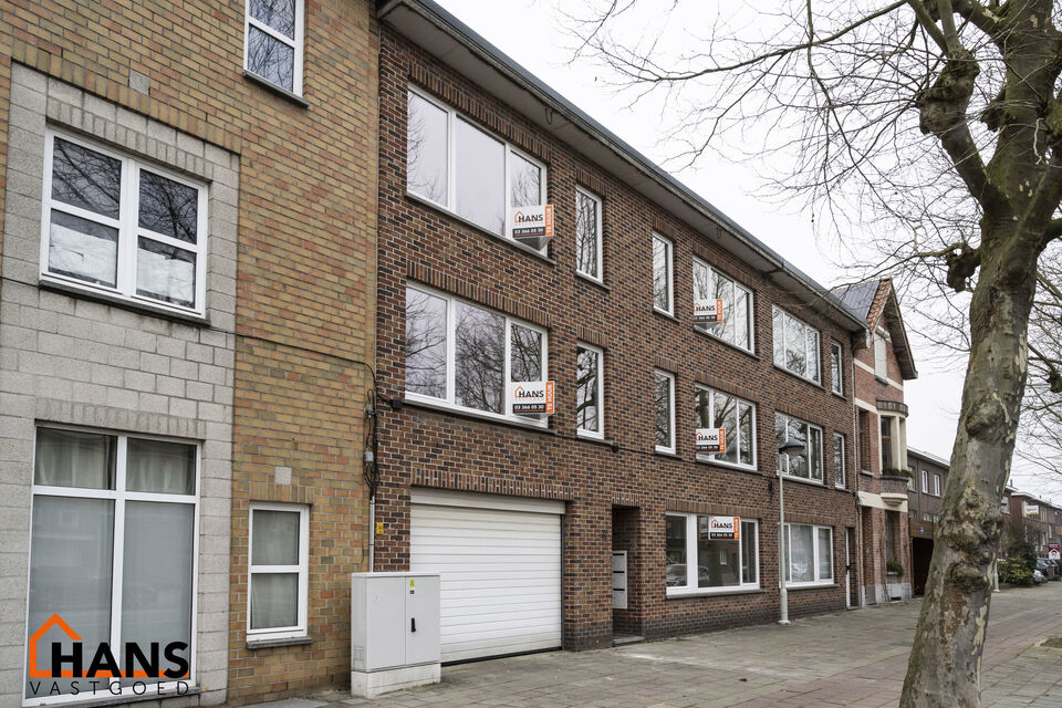 Recent gerenoveerd appartement gelegen op de eerste verdieping links, zonder lift.

Inkomhal met apart toilet; berging met aansluiting wasmachine/droogkast; 2 slaapkamers waarvan 1 kamer toegang geeft tot het terrasje achteraan; badkamer met inloopdouche 