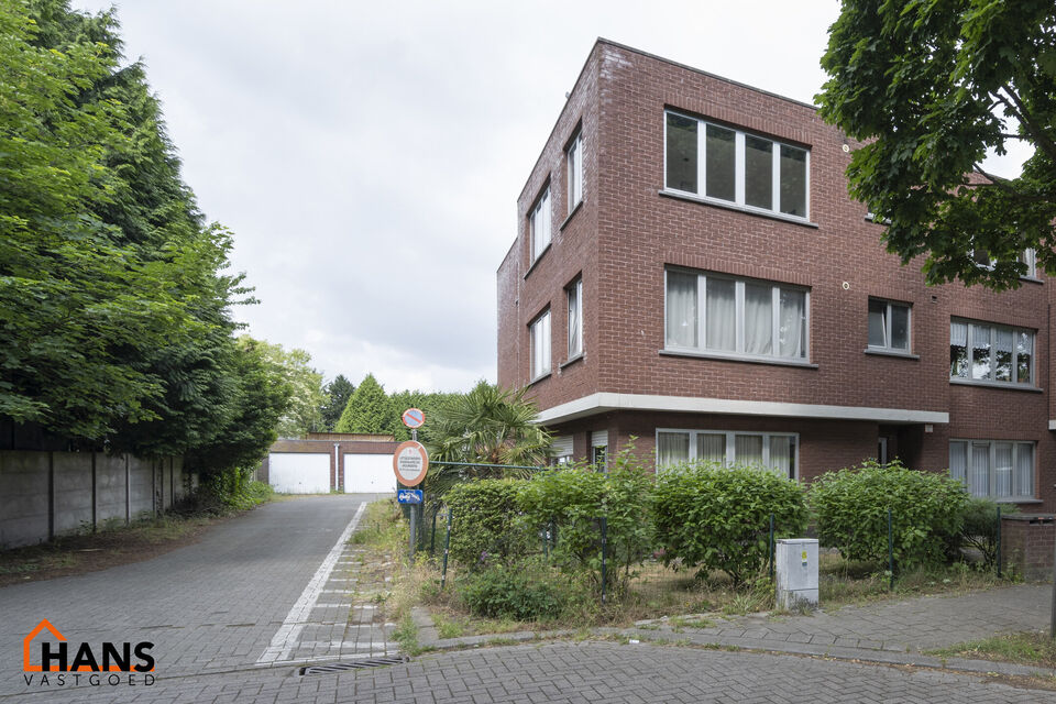 Ruim halfopen appartement op de 2de verdieping (zonder lift) met mogelijkheid tot het huren van een garagebox.

Inkomhal; apart toilet; zeer lichtrijke leefruimte; keuken voorzien van kasten, kookplaat, dampkap, oven en ruimte voor een eigen koelkast/diep