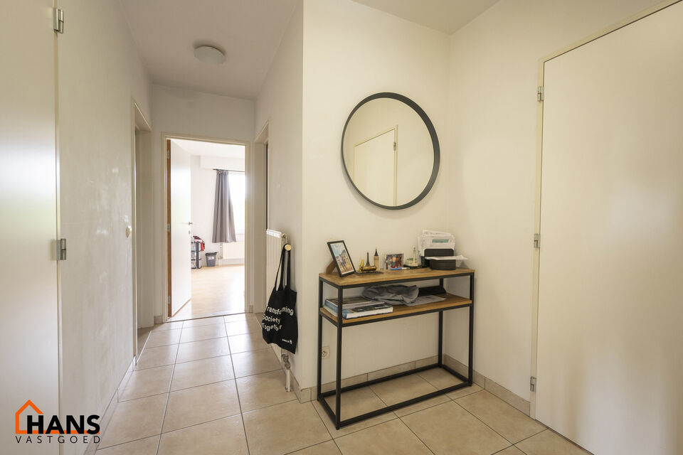 Ruim halfopen appartement op de 2de verdieping (zonder lift) met mogelijkheid tot het huren van een garagebox.

Inkomhal; apart toilet; zeer lichtrijke leefruimte; keuken voorzien van kasten, kookplaat, dampkap, oven en ruimte voor een eigen koelkast/diep