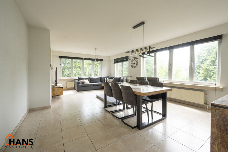 Ruim halfopen appartement op de 2de verdieping (zonder lift) met mogelijkheid tot het huren van een garagebox.

Inkomhal; apart toilet; zeer lichtrijke leefruimte; keuken voorzien van kasten, kookplaat, dampkap, oven en ruimte voor een eigen koelkast/diep