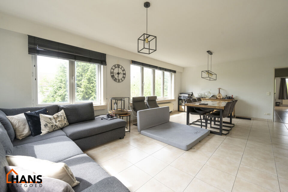 Ruim halfopen appartement op de 2de verdieping (zonder lift) met mogelijkheid tot het huren van een garagebox.

Inkomhal; apart toilet; zeer lichtrijke leefruimte; keuken voorzien van kasten, kookplaat, dampkap, oven en ruimte voor een eigen koelkast/diep