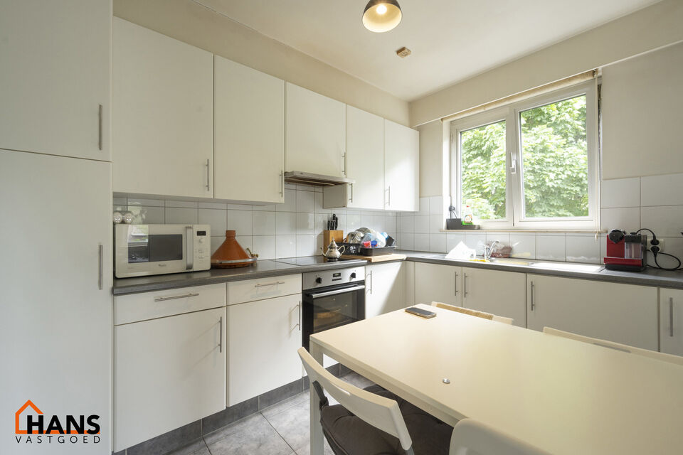 Ruim halfopen appartement op de 2de verdieping (zonder lift) met mogelijkheid tot het huren van een garagebox.

Inkomhal; apart toilet; zeer lichtrijke leefruimte; keuken voorzien van kasten, kookplaat, dampkap, oven en ruimte voor een eigen koelkast/diep
