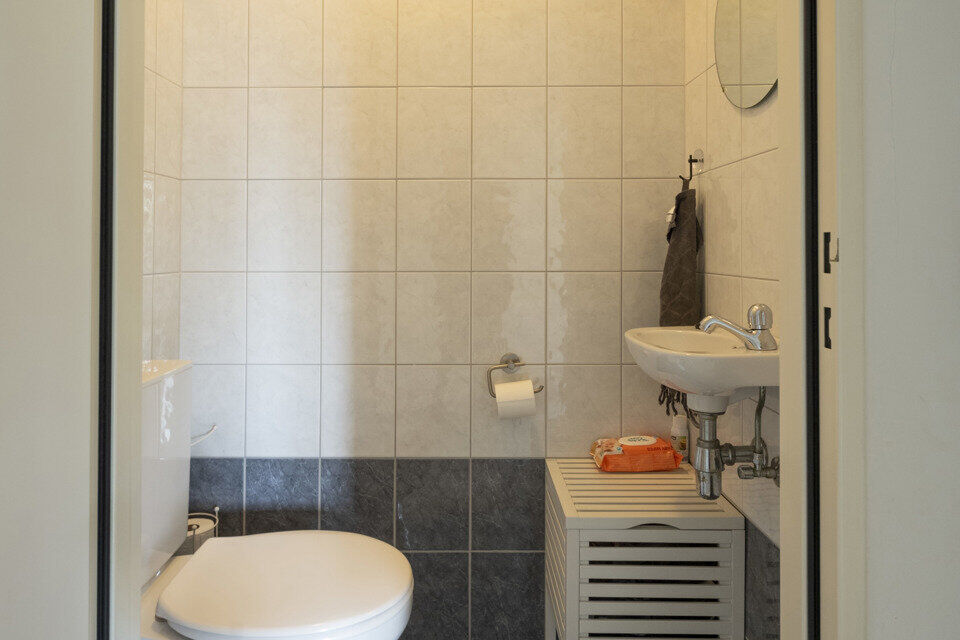 Ruim halfopen appartement op de 2de verdieping (zonder lift) met mogelijkheid tot het huren van een garagebox.

Inkomhal; apart toilet; zeer lichtrijke leefruimte; keuken voorzien van kasten, kookplaat, dampkap, oven en ruimte voor een eigen koelkast/diep