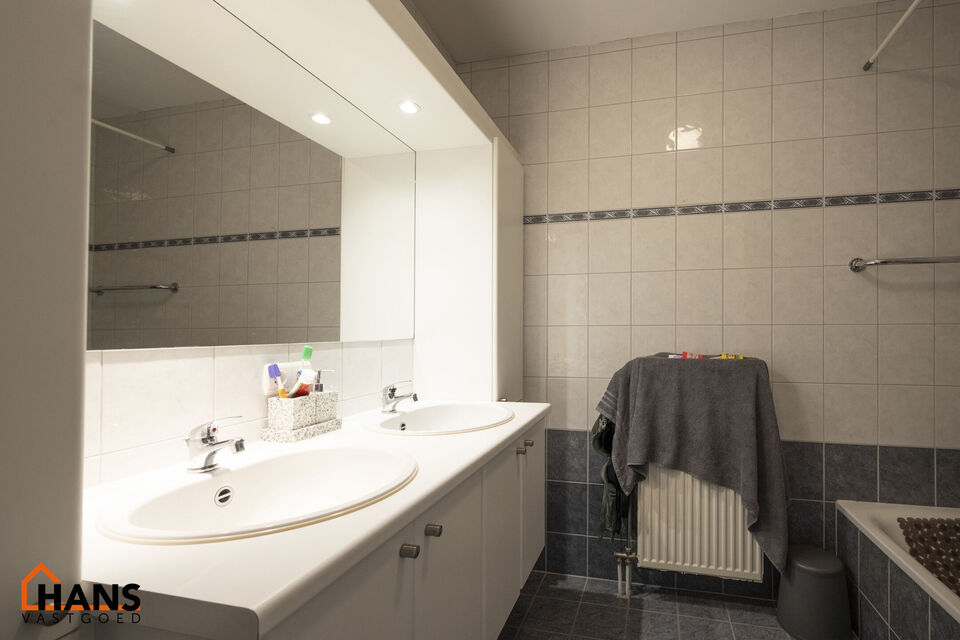 Ruim halfopen appartement op de 2de verdieping (zonder lift) met mogelijkheid tot het huren van een garagebox.

Inkomhal; apart toilet; zeer lichtrijke leefruimte; keuken voorzien van kasten, kookplaat, dampkap, oven en ruimte voor een eigen koelkast/diep