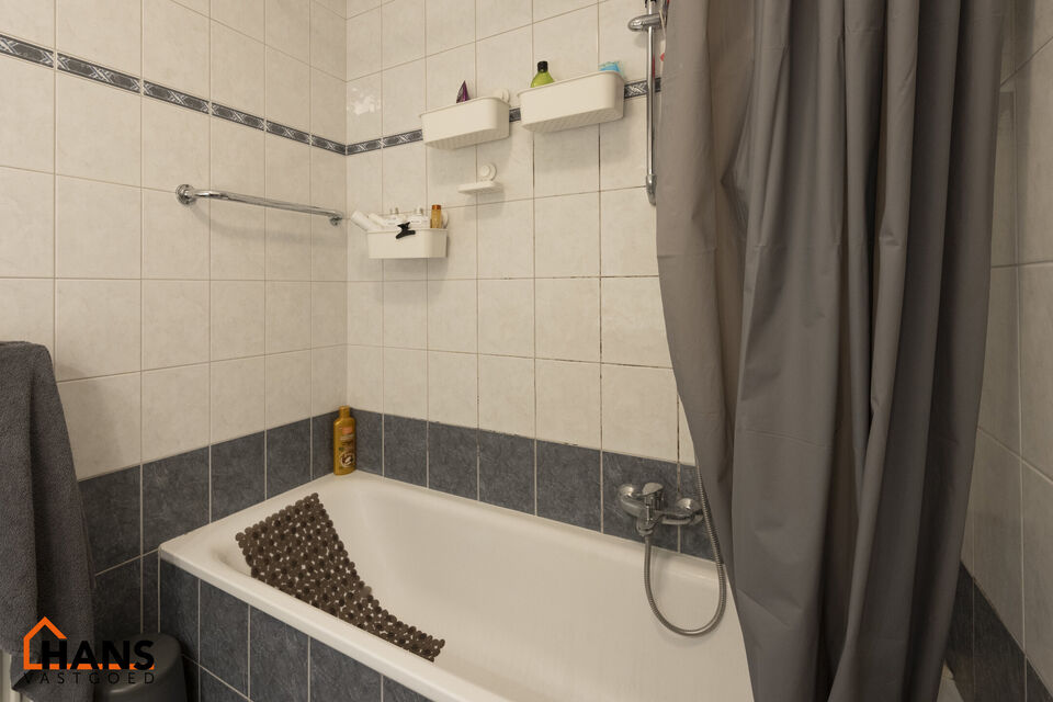 Ruim halfopen appartement op de 2de verdieping (zonder lift) met mogelijkheid tot het huren van een garagebox.

Inkomhal; apart toilet; zeer lichtrijke leefruimte; keuken voorzien van kasten, kookplaat, dampkap, oven en ruimte voor een eigen koelkast/diep
