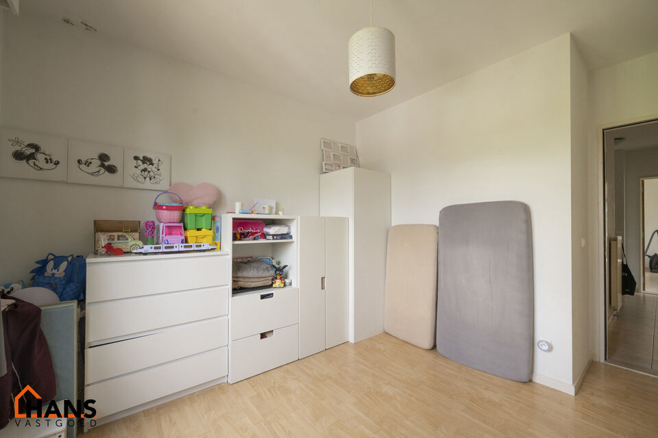 Ruim halfopen appartement op de 2de verdieping (zonder lift) met mogelijkheid tot het huren van een garagebox.

Inkomhal; apart toilet; zeer lichtrijke leefruimte; keuken voorzien van kasten, kookplaat, dampkap, oven en ruimte voor een eigen koelkast/diep