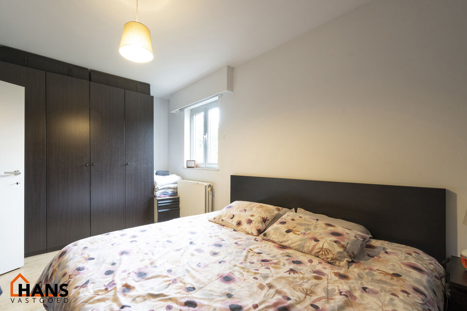 Ruim halfopen appartement op de 2de verdieping (zonder lift) met mogelijkheid tot het huren van een garagebox.

Inkomhal; apart toilet; zeer lichtrijke leefruimte; keuken voorzien van kasten, kookplaat, dampkap, oven en ruimte voor een eigen koelkast/diep