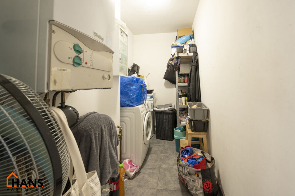 Ruim halfopen appartement op de 2de verdieping (zonder lift) met mogelijkheid tot het huren van een garagebox.

Inkomhal; apart toilet; zeer lichtrijke leefruimte; keuken voorzien van kasten, kookplaat, dampkap, oven en ruimte voor een eigen koelkast/diep