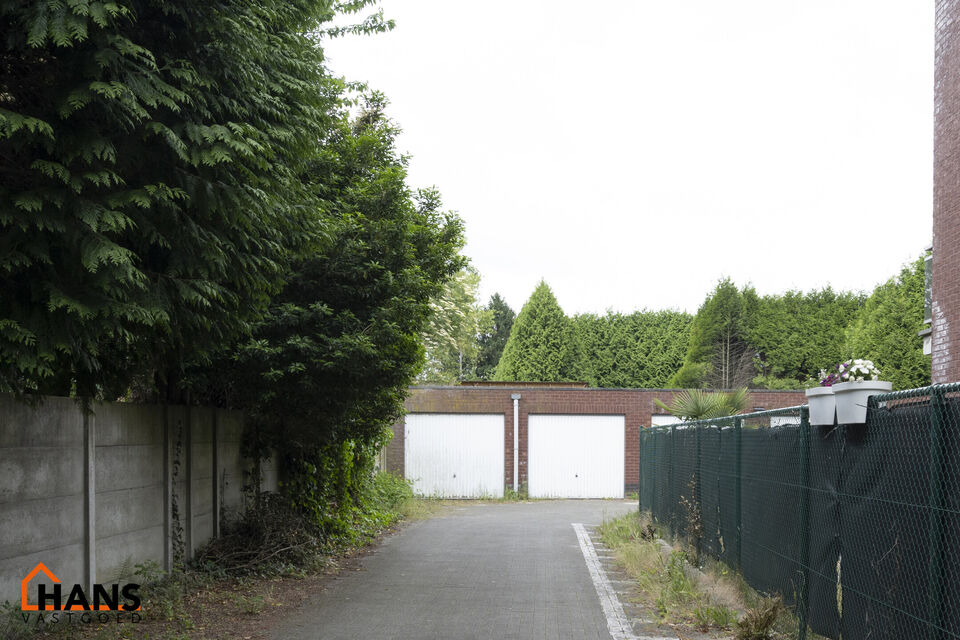 Ruim halfopen appartement op de 2de verdieping (zonder lift) met mogelijkheid tot het huren van een garagebox.

Inkomhal; apart toilet; zeer lichtrijke leefruimte; keuken voorzien van kasten, kookplaat, dampkap, oven en ruimte voor een eigen koelkast/diep