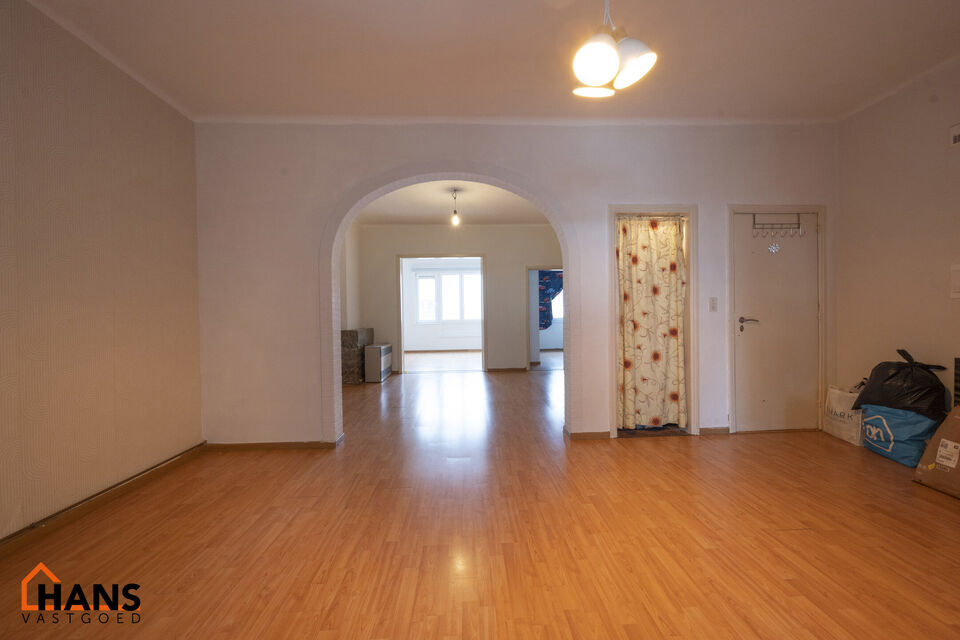 Appartement op de 2de verdieping, zonder lift.
Inkom; leefruimte; eetkamer; keuken met kookplaat, dampkap, spoelbak en kasten; badkamer met douche, lavabo en toilet; 2 slaapkamers.

Beschikbaar: 01/08/2025.
Gemeenschappelijke kosten: 40 EUR (minuterie, ru