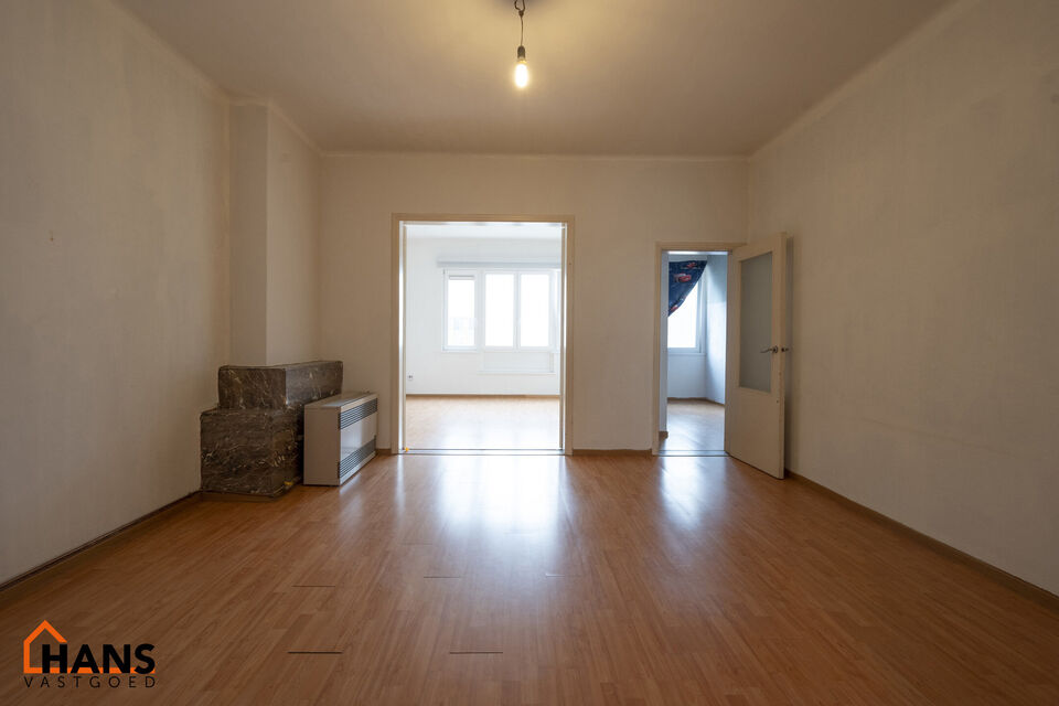 Appartement op de 2de verdieping, zonder lift.
Inkom; leefruimte; eetkamer; keuken met kookplaat, dampkap, spoelbak en kasten; badkamer met douche, lavabo en toilet; 2 slaapkamers.

Beschikbaar: 01/08/2025.
Gemeenschappelijke kosten: 40 EUR (minuterie, ru