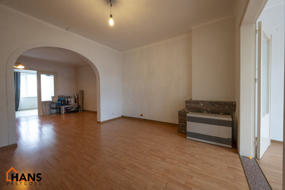 Appartement op de 2de verdieping, zonder lift.
Inkom; leefruimte; eetkamer; keuken met kookplaat, dampkap, spoelbak en kasten; badkamer met douche, lavabo en toilet; 2 slaapkamers.

Beschikbaar: 01/08/2025.
Gemeenschappelijke kosten: 40 EUR (minuterie, ru