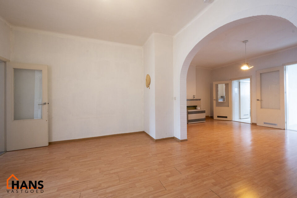 Appartement op de 2de verdieping, zonder lift.
Inkom; leefruimte; eetkamer; keuken met kookplaat, dampkap, spoelbak en kasten; badkamer met douche, lavabo en toilet; 2 slaapkamers.

Beschikbaar: 01/08/2025.
Gemeenschappelijke kosten: 40 EUR (minuterie, ru