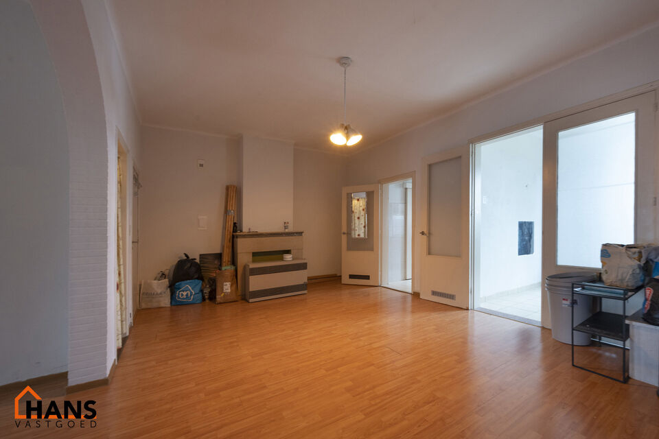 Appartement op de 2de verdieping, zonder lift.
Inkom; leefruimte; eetkamer; keuken met kookplaat, dampkap, spoelbak en kasten; badkamer met douche, lavabo en toilet; 2 slaapkamers.

Beschikbaar: 01/08/2025.
Gemeenschappelijke kosten: 40 EUR (minuterie, ru