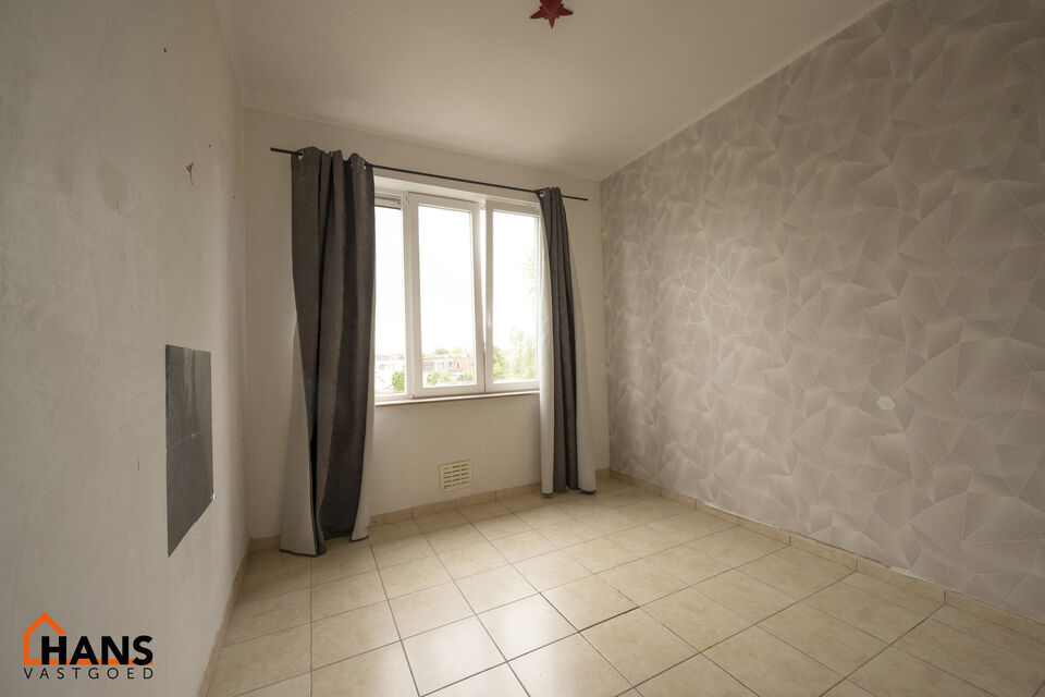 Appartement op de 2de verdieping, zonder lift.
Inkom; leefruimte; eetkamer; keuken met kookplaat, dampkap, spoelbak en kasten; badkamer met douche, lavabo en toilet; 2 slaapkamers.

Beschikbaar: 01/08/2025.
Gemeenschappelijke kosten: 40 EUR (minuterie, ru