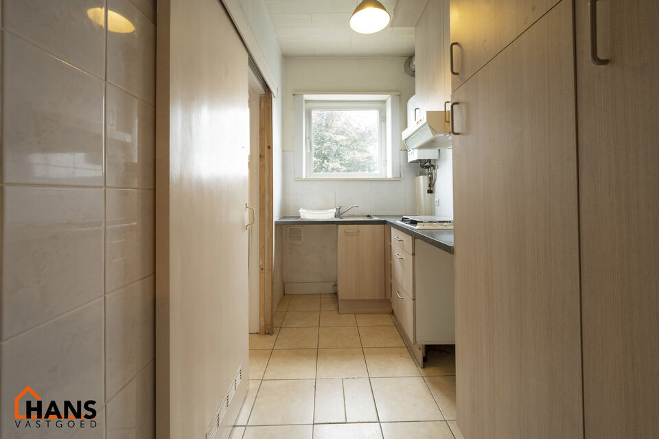 Appartement op de 2de verdieping, zonder lift.
Inkom; leefruimte; eetkamer; keuken met kookplaat, dampkap, spoelbak en kasten; badkamer met douche, lavabo en toilet; 2 slaapkamers.

Beschikbaar: 01/08/2025.
Gemeenschappelijke kosten: 40 EUR (minuterie, ru