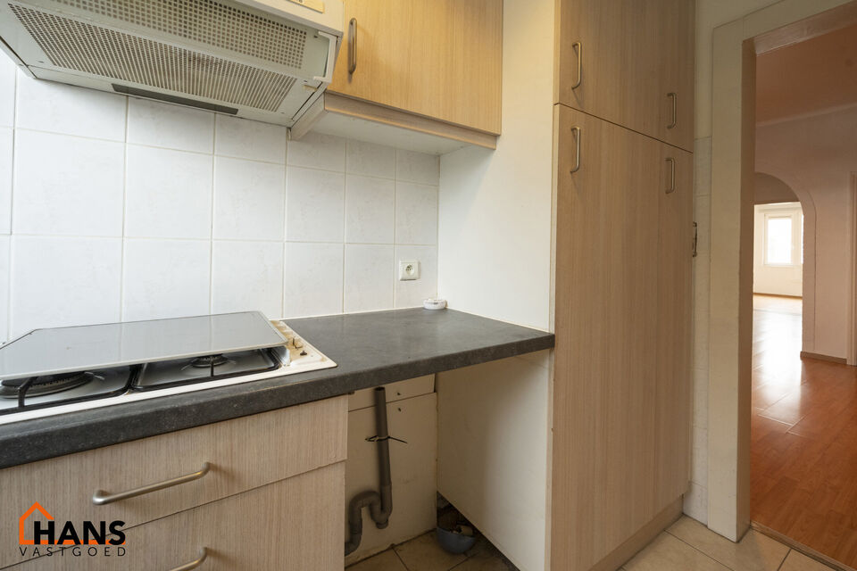 Appartement op de 2de verdieping, zonder lift.
Inkom; leefruimte; eetkamer; keuken met kookplaat, dampkap, spoelbak en kasten; badkamer met douche, lavabo en toilet; 2 slaapkamers.

Beschikbaar: 01/08/2025.
Gemeenschappelijke kosten: 40 EUR (minuterie, ru