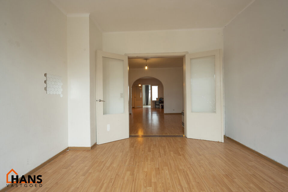 Appartement op de 2de verdieping, zonder lift.
Inkom; leefruimte; eetkamer; keuken met kookplaat, dampkap, spoelbak en kasten; badkamer met douche, lavabo en toilet; 2 slaapkamers.

Beschikbaar: 01/08/2025.
Gemeenschappelijke kosten: 40 EUR (minuterie, ru