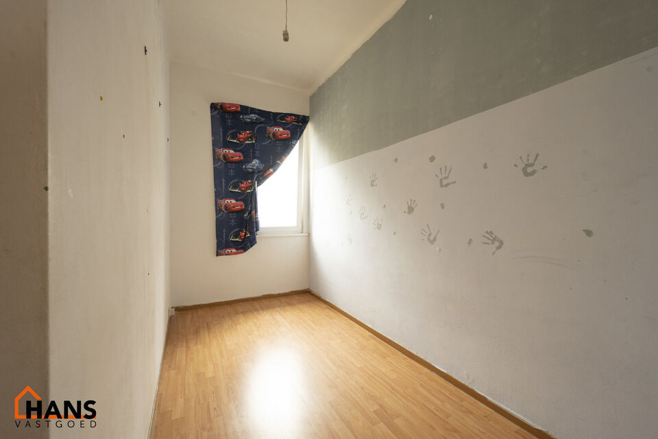 Appartement op de 2de verdieping, zonder lift.
Inkom; leefruimte; eetkamer; keuken met kookplaat, dampkap, spoelbak en kasten; badkamer met douche, lavabo en toilet; 2 slaapkamers.

Beschikbaar: 01/08/2025.
Gemeenschappelijke kosten: 40 EUR (minuterie, ru
