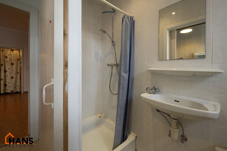 Appartement op de 2de verdieping, zonder lift.
Inkom; leefruimte; eetkamer; keuken met kookplaat, dampkap, spoelbak en kasten; badkamer met douche, lavabo en toilet; 2 slaapkamers.

Beschikbaar: 01/08/2025.
Gemeenschappelijke kosten: 40 EUR (minuterie, ru