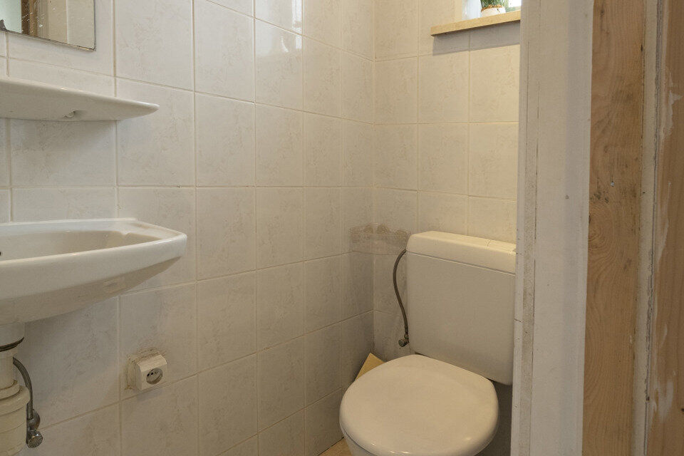 Appartement op de 2de verdieping, zonder lift.
Inkom; leefruimte; eetkamer; keuken met kookplaat, dampkap, spoelbak en kasten; badkamer met douche, lavabo en toilet; 2 slaapkamers.

Beschikbaar: 01/08/2025.
Gemeenschappelijke kosten: 40 EUR (minuterie, ru