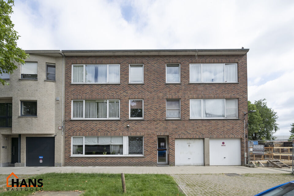 Inkomhal; apart toilet; leefruimte; keuken met kasten, spoelbak, kookvuur, dampkap en ruimte voor een eigen koelkast en vaatwasser; badkamer met douche in bad, wastafel en ruimte voor toestellen; 2 slaapkamers waarvan de kleine slaapkamer toegang verleent