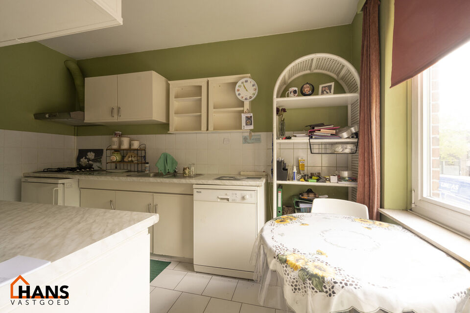 Inkomhal; apart toilet; leefruimte; keuken met kasten, spoelbak, kookvuur, dampkap en ruimte voor een eigen koelkast en vaatwasser; badkamer met douche in bad, wastafel en ruimte voor toestellen; 2 slaapkamers waarvan de kleine slaapkamer toegang verleent