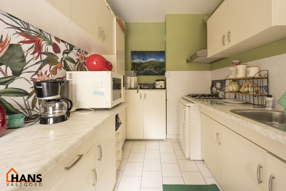Inkomhal; apart toilet; leefruimte; keuken met kasten, spoelbak, kookvuur, dampkap en ruimte voor een eigen koelkast en vaatwasser; badkamer met douche in bad, wastafel en ruimte voor toestellen; 2 slaapkamers waarvan de kleine slaapkamer toegang verleent