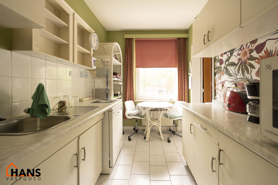 Inkomhal; apart toilet; leefruimte; keuken met kasten, spoelbak, kookvuur, dampkap en ruimte voor een eigen koelkast en vaatwasser; badkamer met douche in bad, wastafel en ruimte voor toestellen; 2 slaapkamers waarvan de kleine slaapkamer toegang verleent