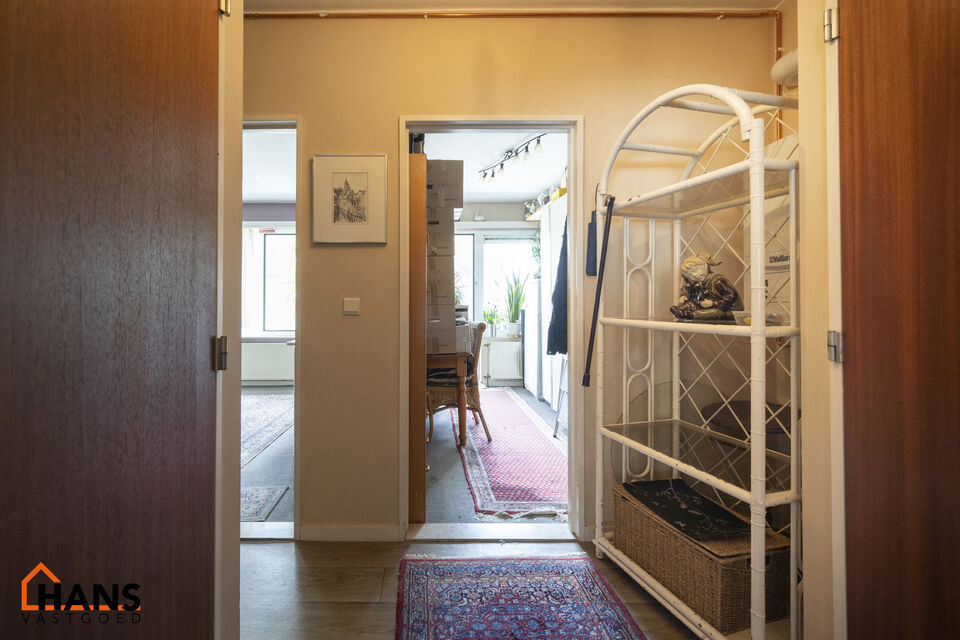 Inkomhal; apart toilet; leefruimte; keuken met kasten, spoelbak, kookvuur, dampkap en ruimte voor een eigen koelkast en vaatwasser; badkamer met douche in bad, wastafel en ruimte voor toestellen; 2 slaapkamers waarvan de kleine slaapkamer toegang verleent