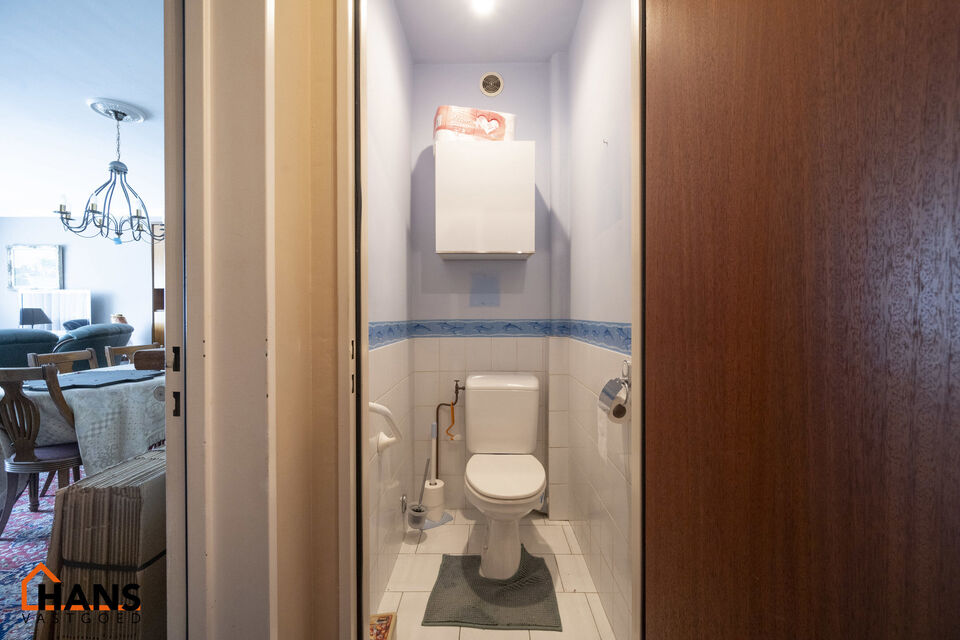 Inkomhal; apart toilet; leefruimte; keuken met kasten, spoelbak, kookvuur, dampkap en ruimte voor een eigen koelkast en vaatwasser; badkamer met douche in bad, wastafel en ruimte voor toestellen; 2 slaapkamers waarvan de kleine slaapkamer toegang verleent